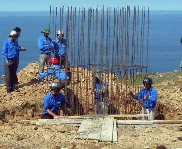 Xây dựng cột cờ chủ quyền trên đảo Lý Sơn - ảnh 1