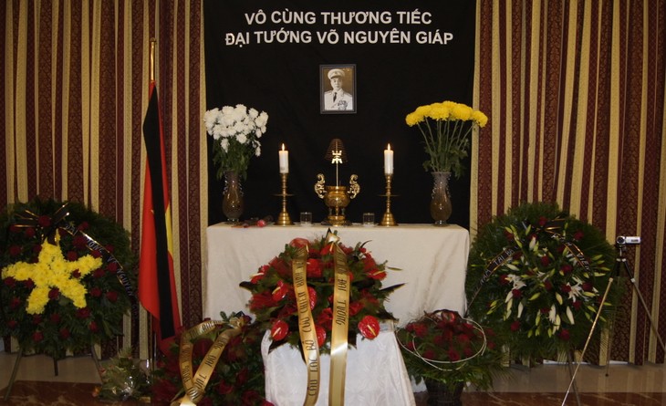 Đại sứ quán Việt Nam tại Ba Lan mở sổ tang, tổ chức Lễ viếng Đại tướng Võ Nguyên Giáp - ảnh 1