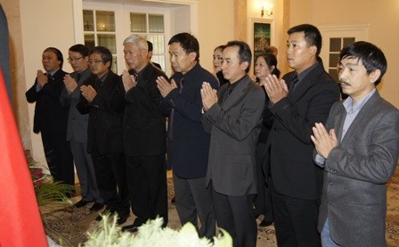 Đại sứ quán Việt Nam tại Ba Lan mở sổ tang, tổ chức Lễ viếng Đại tướng Võ Nguyên Giáp - ảnh 4