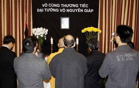 Đại sứ quán Việt Nam tại Ba Lan mở sổ tang, tổ chức Lễ viếng Đại tướng Võ Nguyên Giáp - ảnh 8