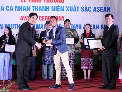 Trao Giải thưởng các tổ chức và cá nhân thanh niên xuất sắc ASEAN - ảnh 1