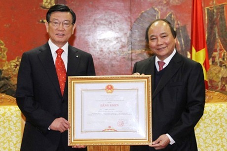 Trao bằng khen của Thủ tướng chính phủ cho Chủ tịch tập đoàn Kumho Asiana (Hàn Quốc) - ảnh 1