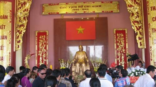 Cộng đồng Việt Nam tại Lào dâng hương tưởng niệm Bác Hồ  - ảnh 1