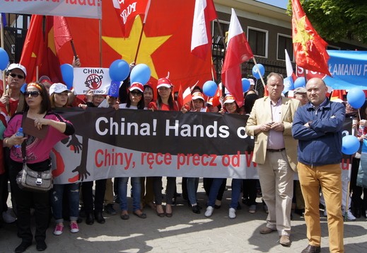 Hàng nghìn người Việt Nam tại Ba Lan tuần hành phản đối Trung Quốc - ảnh 7