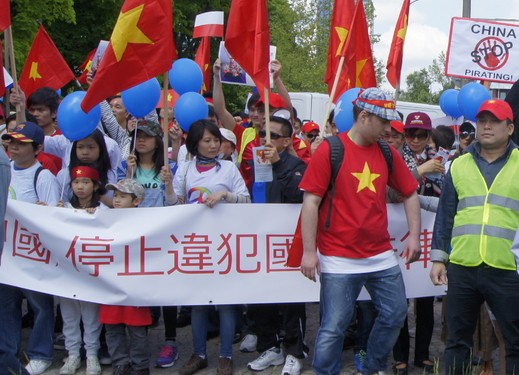 Hàng nghìn người Việt Nam tại Ba Lan tuần hành phản đối Trung Quốc - ảnh 5