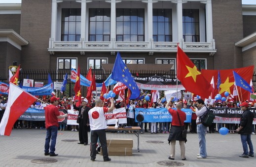 Hàng nghìn người Việt Nam tại Ba Lan tuần hành phản đối Trung Quốc - ảnh 2
