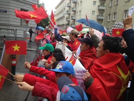 Cộng đồng người Việt tại Áo phản đối Trung Quốc hạ đặt giàn khoan Hải Dương 981 trái phép - ảnh 6