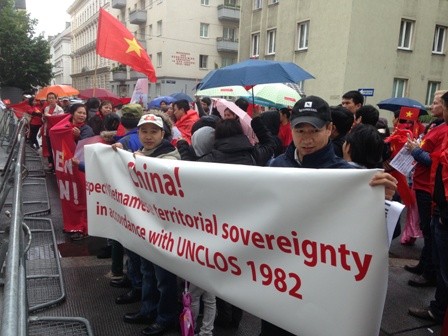 Cộng đồng người Việt tại Áo phản đối Trung Quốc hạ đặt giàn khoan Hải Dương 981 trái phép - ảnh 4