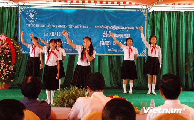 Học sinh Việt kiều Campuchia khai giảng năm học mới - ảnh 1