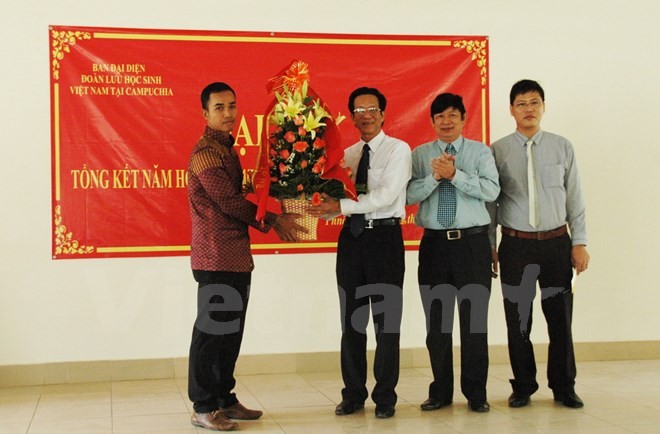 Lưu học sinh Việt Nam tại Campuchia tổng kết năm học 2013 - 2014  - ảnh 1