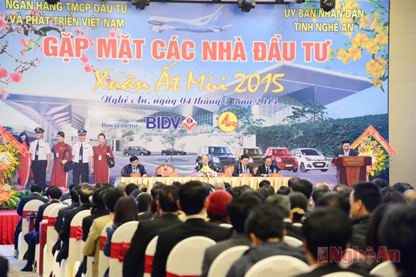 Chủ tịch Quốc hội Nguyễn Sinh Hùng dự Hội nghị gặp mặt các nhà đầu tư tại Nghệ An - ảnh 1