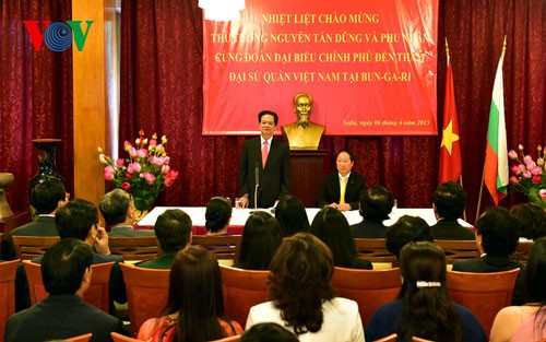 Thủ tướng Nguyễn Tấn Dũng gặp gỡ cộng đồng người Việt tại Bulgaria - ảnh 2
