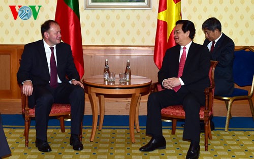 Thủ tướng Nguyễn Tấn Dũng gặp gỡ cộng đồng người Việt tại Bulgaria - ảnh 4