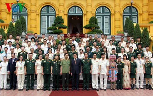 Chủ tịch nước gặp mặt cán bộ quân đội và công an tiêu biểu - ảnh 2