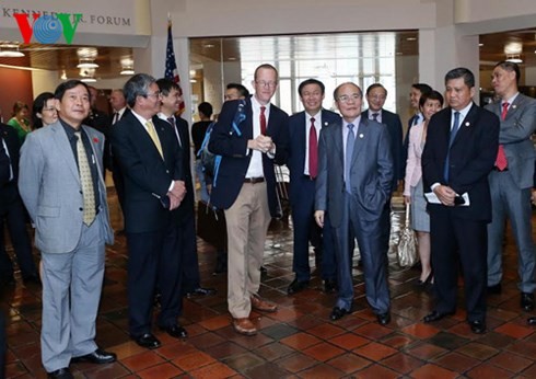Chủ tịch Quốc hội Nguyễn Sinh Hùng bắt đầu thăm Boston (Mỹ) - ảnh 6