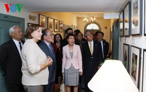 Chủ tịch Quốc hội Nguyễn Sinh Hùng bắt đầu thăm Boston (Mỹ) - ảnh 4