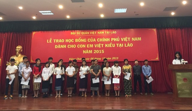 Lễ trao Quyết định học bổng cho con em Việt kiều Lào - ảnh 1