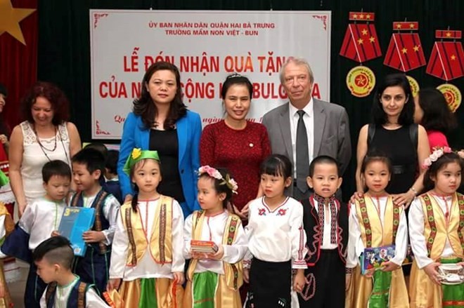  Đại sứ nước Cộng hòa Bulgaria tại Việt Nam thăm, trao quà tặng trường mầm non Việt - Bun  - ảnh 1