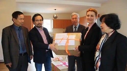 Cộng đồng Việt Nam tại Ba Lan trao quà cho trại mồ côi Łbicka, Piaseczno - ảnh 1
