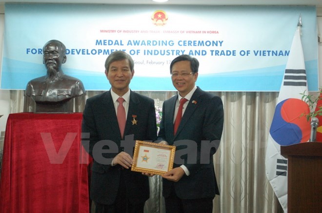 Trao tặng kỷ niệm chương cho nguyên Tổng Thư ký Trung tâm ASEAN-Hàn Quốc - ảnh 1