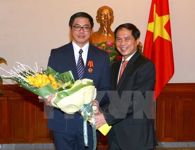Thứ trưởng Ngoại giao Bùi Thanh Sơn trao Huân chương Hữu nghị cho Đại sứ Singapore tại Việt Nam - ảnh 1