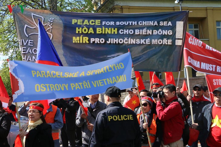 Hình ảnh người Việt ở Séc biểu tình phản đối Trung Quốc quân sự hóa biển Đông - ảnh 10