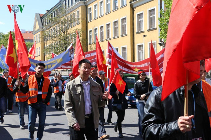 Hình ảnh người Việt ở Séc biểu tình phản đối Trung Quốc quân sự hóa biển Đông - ảnh 5