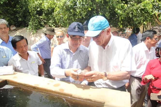 Phó Tổng Thư ký Liên hợp quốc Jan Eliasson thị sát hạn mặn tại Bến Tre - ảnh 1