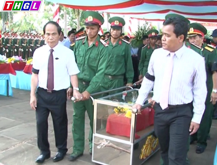 Gia Lai truy điệu và an táng hài cốt liệt sĩ quân tình nguyện Việt Nam hi sinh tại Campuchia - ảnh 1