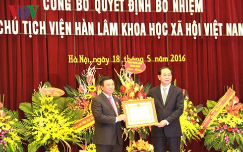 Chủ tịch nước Trần Đại Quang thăm Viện Hàn lâm khoa học công nghệ và Viện Hàn lâm khoa học xã hội VN - ảnh 1