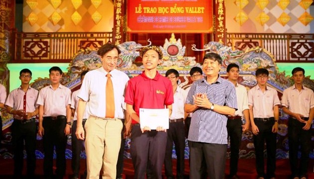 Trao học bổng Odon Valler cho học sinh, sinh viên Thừa Thiên - Huế - ảnh 1
