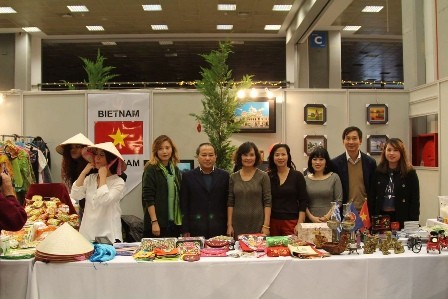 Việt Nam tham gia Hội chợ từ thiện Noel 2016 tại Hy Lạp - ảnh 4