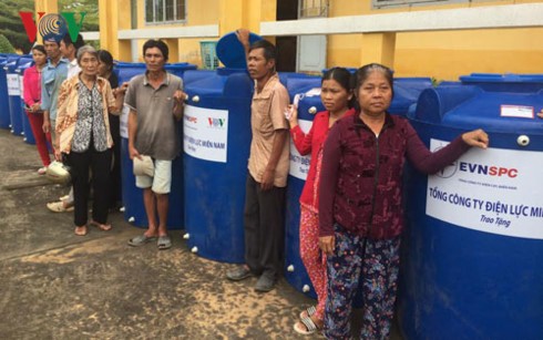 VOV và EVNSPC trao tặng 100 bồn nước cho hộ nghèo ở tỉnh Long An - ảnh 2