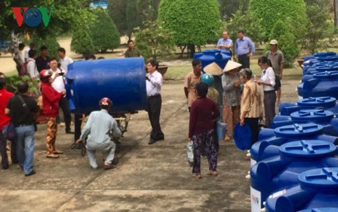 VOV và EVNSPC trao tặng 100 bồn nước cho hộ nghèo ở tỉnh Long An - ảnh 3