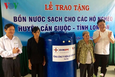 VOV và EVNSPC trao tặng 100 bồn nước cho hộ nghèo ở tỉnh Long An - ảnh 1