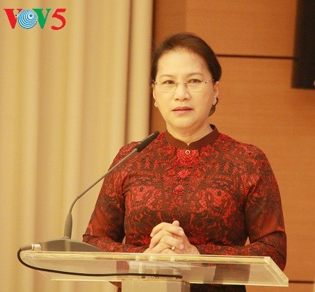 Trao Huy hiệu 40 năm tuổi Đảng cho Nguyên chủ tịch Quốc hội Nguyễn Sinh Hùng - ảnh 1