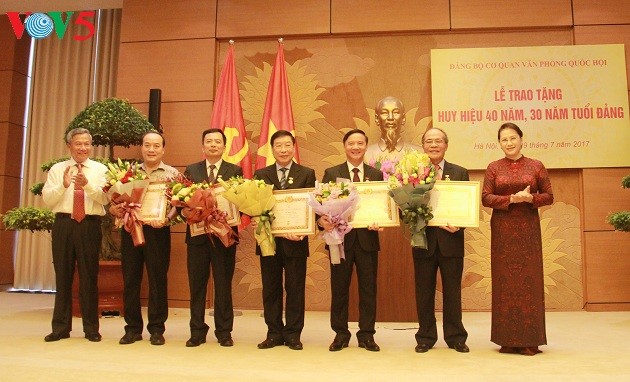 Trao Huy hiệu 40 năm tuổi Đảng cho Nguyên chủ tịch Quốc hội Nguyễn Sinh Hùng - ảnh 2