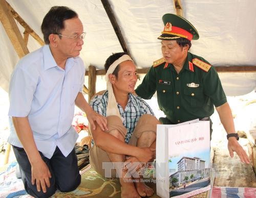 Phó Chủ tịch Quốc hội Đỗ Bá Tỵ thăm hỏi bà con vùng lũ tỉnh Sơn La - ảnh 1