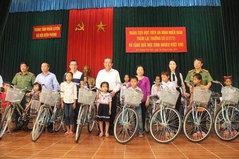 Phó Thủ tướng Trương Hòa Bình tặng quà học sinh nghèo hiếu học tại Vĩnh Phúc  - ảnh 1