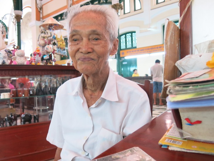 Ông lão giữ nghề xưa cũ ở Bưu điện Trung tâm Sài Gòn - ảnh 1