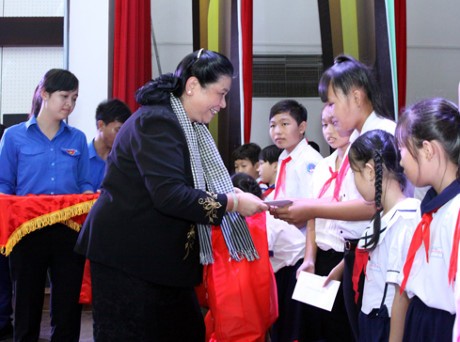 Phó Chủ tịch Thường trực Quốc hội Tòng Thị Phóng trao quà trung thu cho trẻ em Bến Tre  - ảnh 1