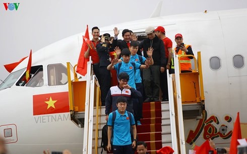 Đội tuyển U23 Việt Nam về nước trong sự đón tiếp nồng hậu của người hâm mộ - ảnh 1