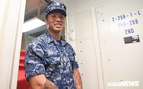 Gặp thủy thủ gốc Việt điển trai trên tàu sân bay USS Carl Vinson - ảnh 1