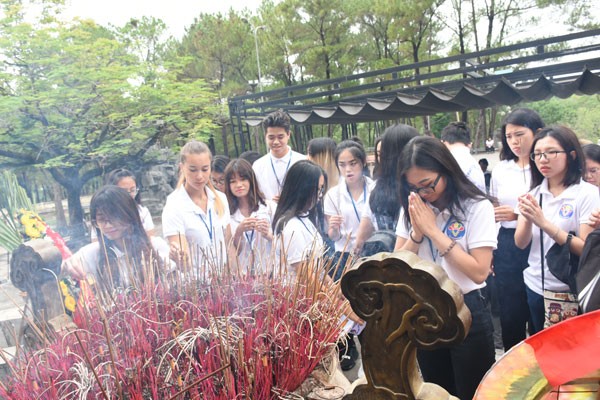 Trại hè Việt Nam 2018: Viếng nghĩa trang Trường Sơn và thăm địa đạo Vĩnh Mốc - ảnh 1