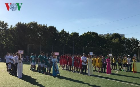 Khai mạc giải bóng đá cộng đồng người Việt tại Nga - ảnh 1