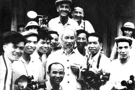 Chủ tịch Hồ Chí Minh trong tình cảm của văn nghệ sỹ và nhân dân - ảnh 2
