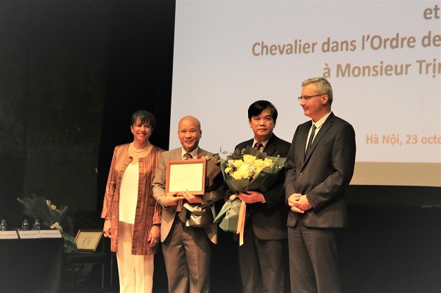 Pháp trao tặng Huân chương Hiệp sĩ cho hai chuyên gia Việt Nam - ảnh 2