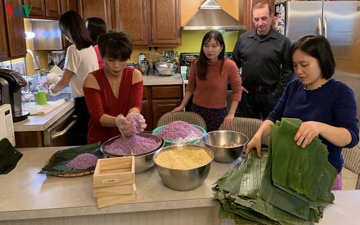 Tết giản dị nhưng ấm cúng trong gia đình người Việt ở Mỹ - ảnh 1