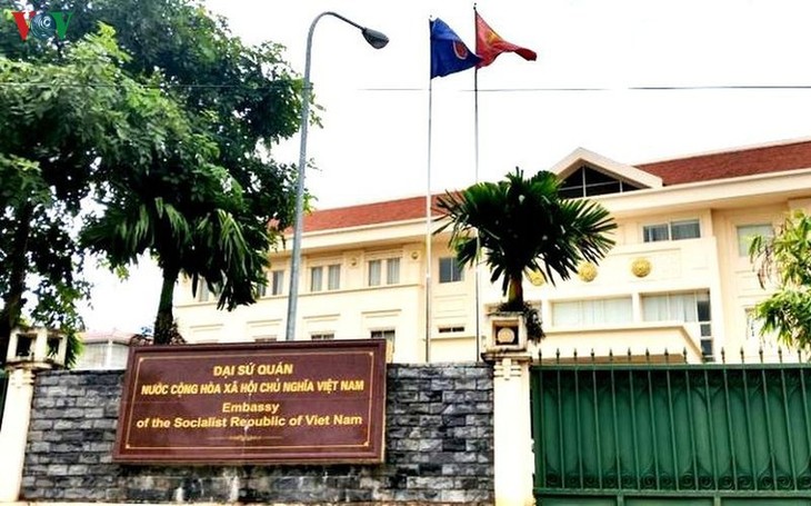 Đại sứ quán thăm dò nguyện vọng về nước của người Việt tại Lào - ảnh 1