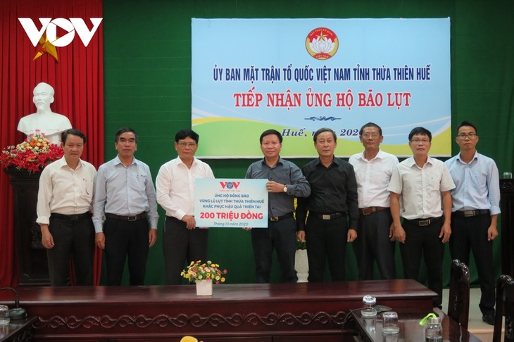 Đài TNVN trao 400 triệu đồng hỗ trợ đồng bào vùng lũ 2 tỉnh Quảng Trị, Thừa Thiên Huế  - ảnh 1